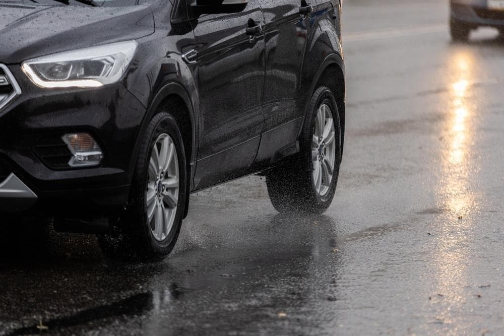Precauciones en la carretera en días de lluvia 